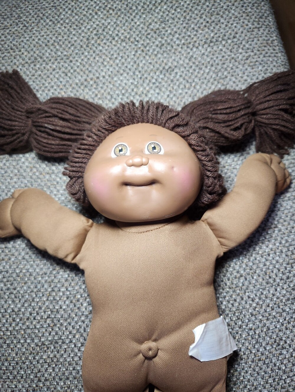 vintage Cabbage Patch Kids doll with brown yarn pigtails and a dark brown fabric - Picture 3 of 12
